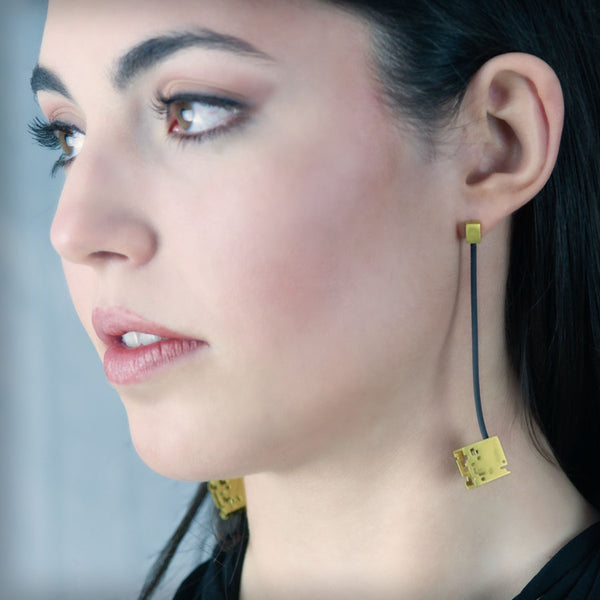 Pendientes cubo colgante de plata y oro, colección Cub · Nerea Aixàs