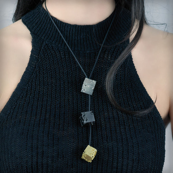 Collar 3 cubos tricolor de plata, colección Cub · Nerea Aixàs
