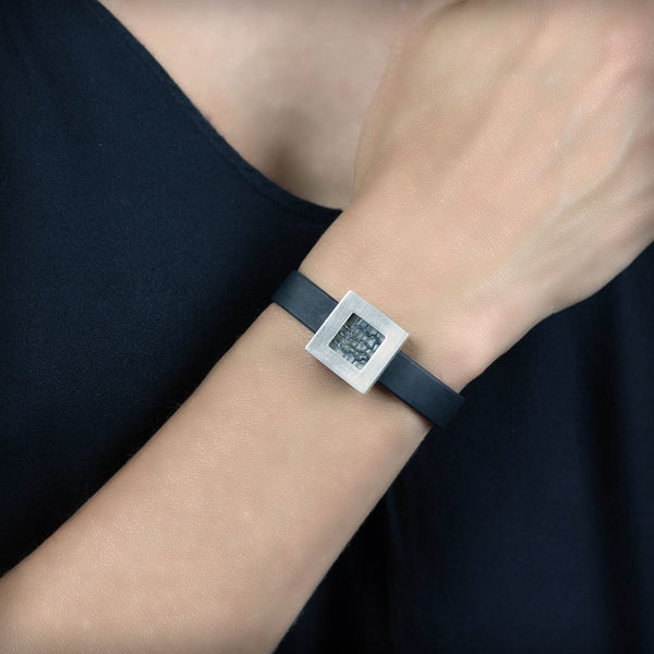 Pulsera de metal y caucho de plata, colección Xarxa · Nerea Aixàs