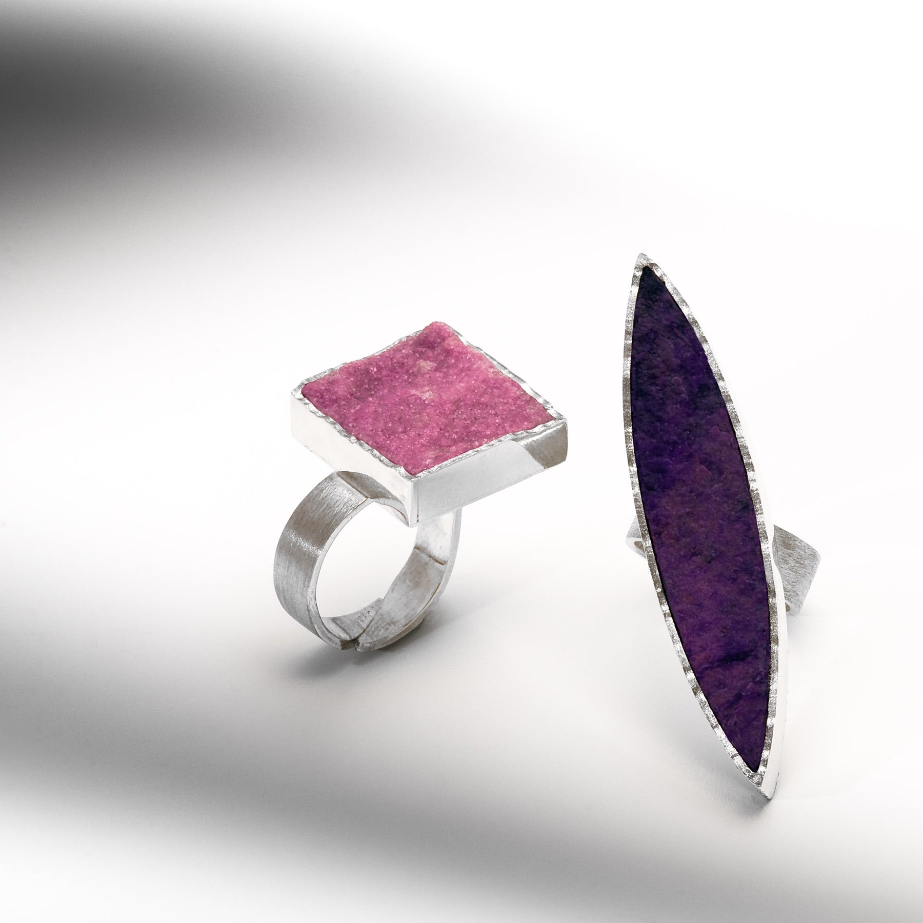 Anillo de plata diseñado alrededor de un mineral en bruto