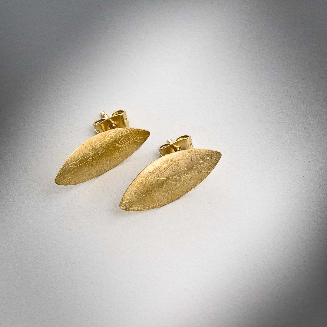 Earrings in gold-plated silver stud, Fulla collection · Nerea Aixàs
