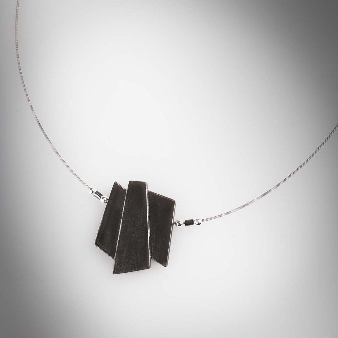 Necklace in black silver, short, Trapezi collection · Nerea Aixàs