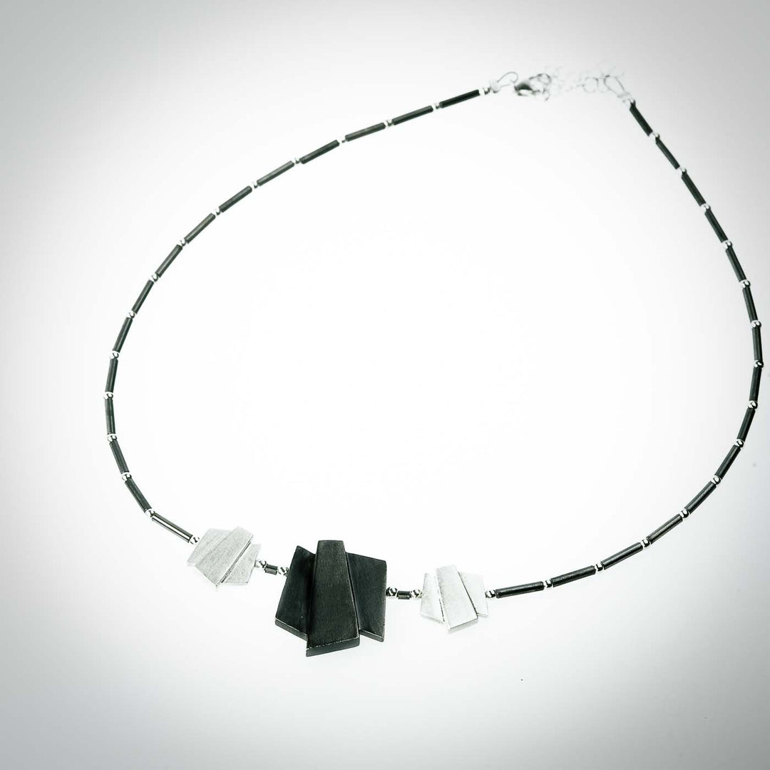 Necklace in silver and black, short, 3 pieces, Trapezi collection · Nerea Aixàs