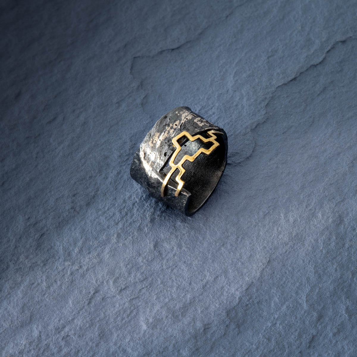 Anillo grande de plata y oro, colección Pissarra · Nerea Aixàs