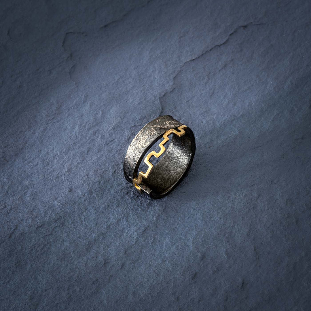 Anillo pequeño de plata y oro, colección Pissarra · Nerea Aixàs