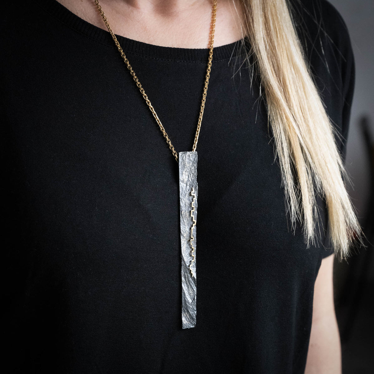Collar largo de plata y oro, colección Pissarra · Nerea Aixàs