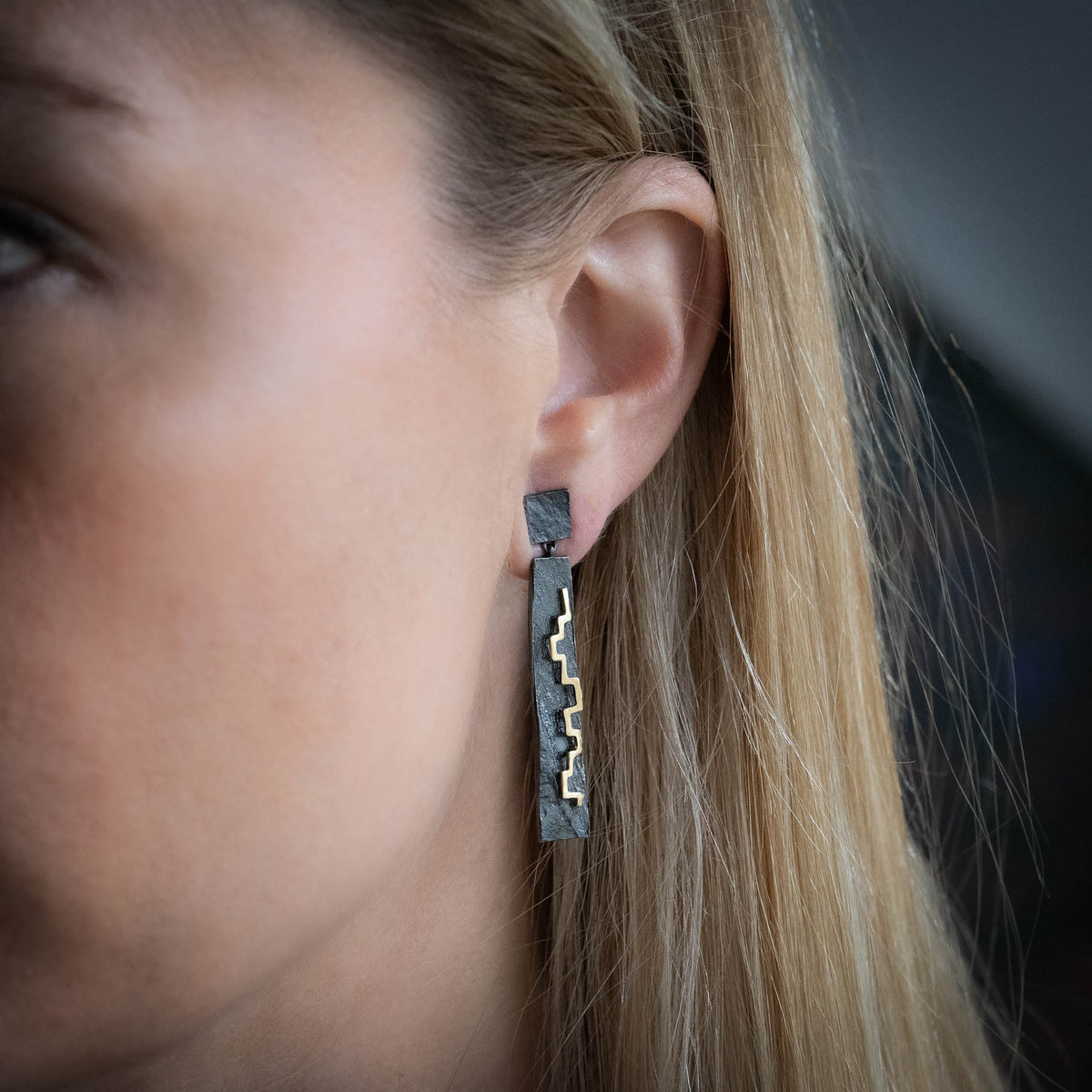 Pendientes grandes de plata y oro, colección Pissarra · Nerea Aixàs