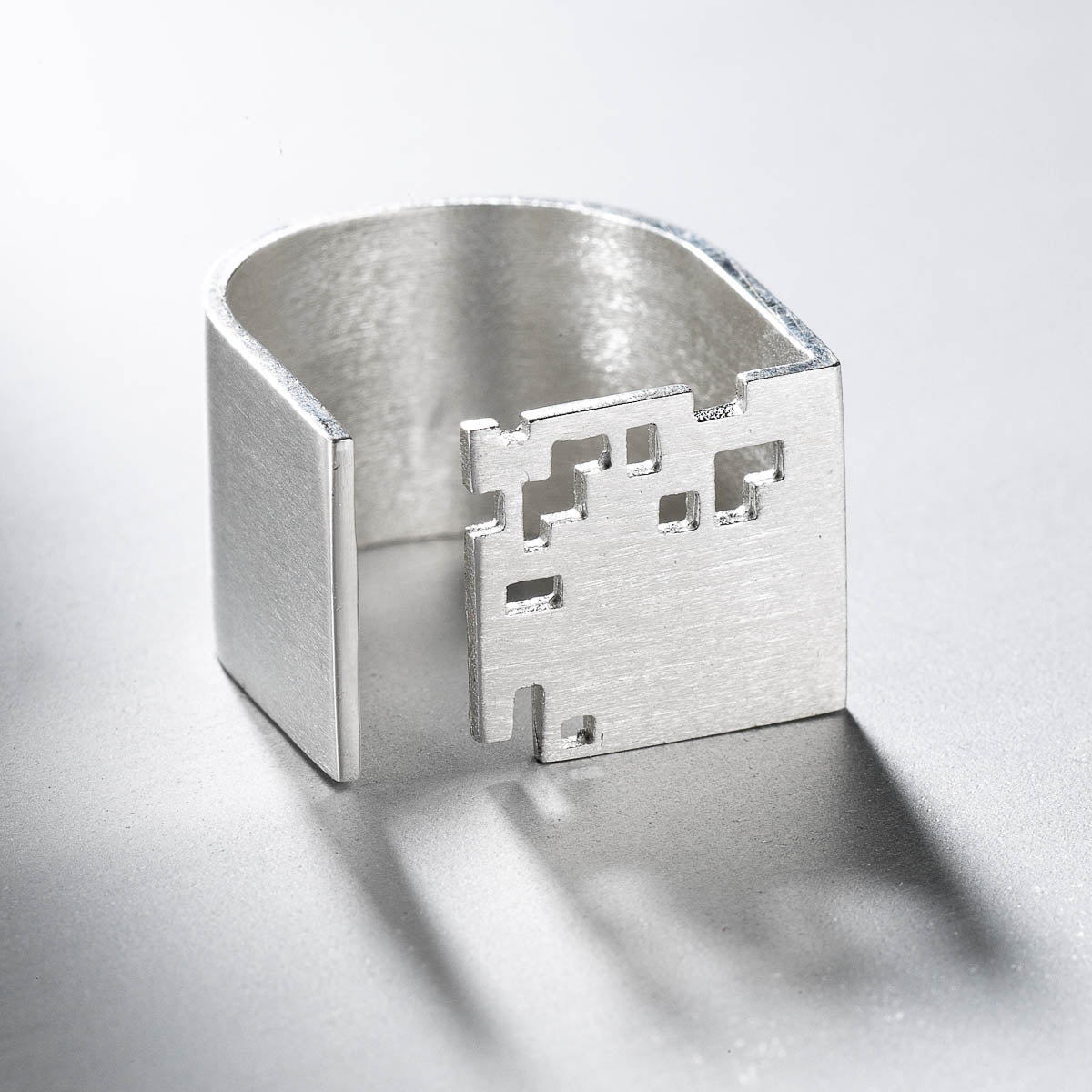 Anillo grande cuadrado de plata, colección Quadrat · Nerea Aixàs