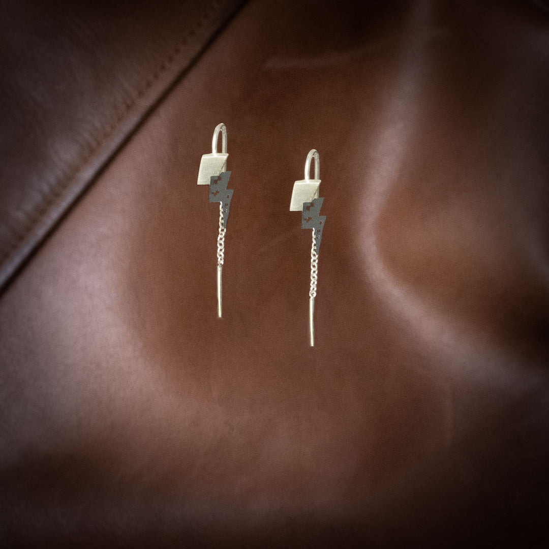Earrings in silver with short chain, Llamp collection · Nerea Aixàs