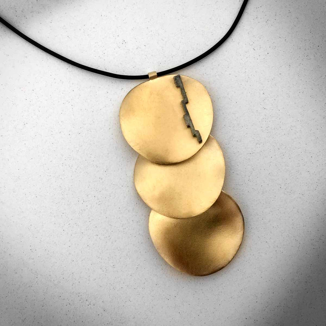 Collar triple largo Poma de plata dorada, colección Poma · Nerea Aixàs