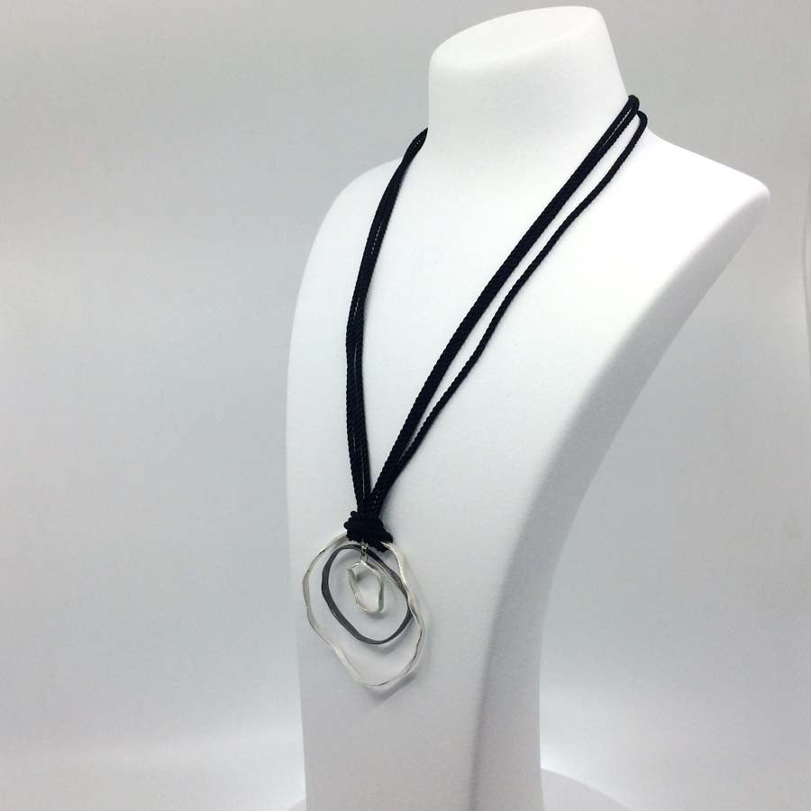 Collar grande negro y plata, colección Rastres · Nerea Aixàs