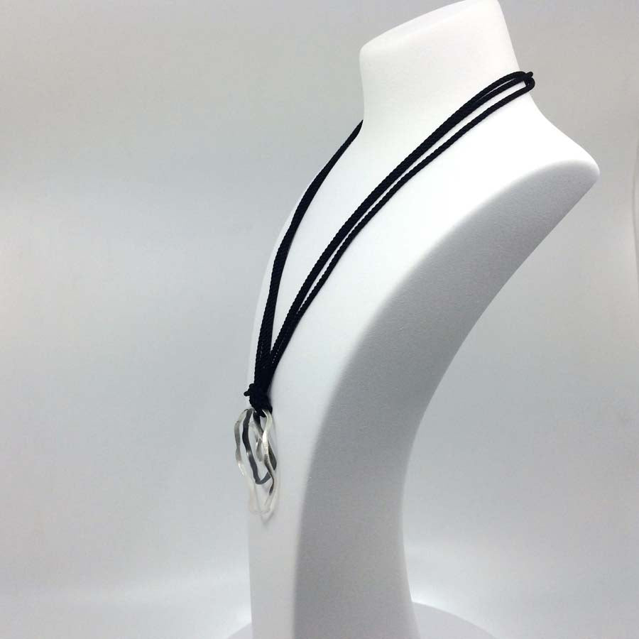 Collar grande negro y plata, colección Rastres · Nerea Aixàs
