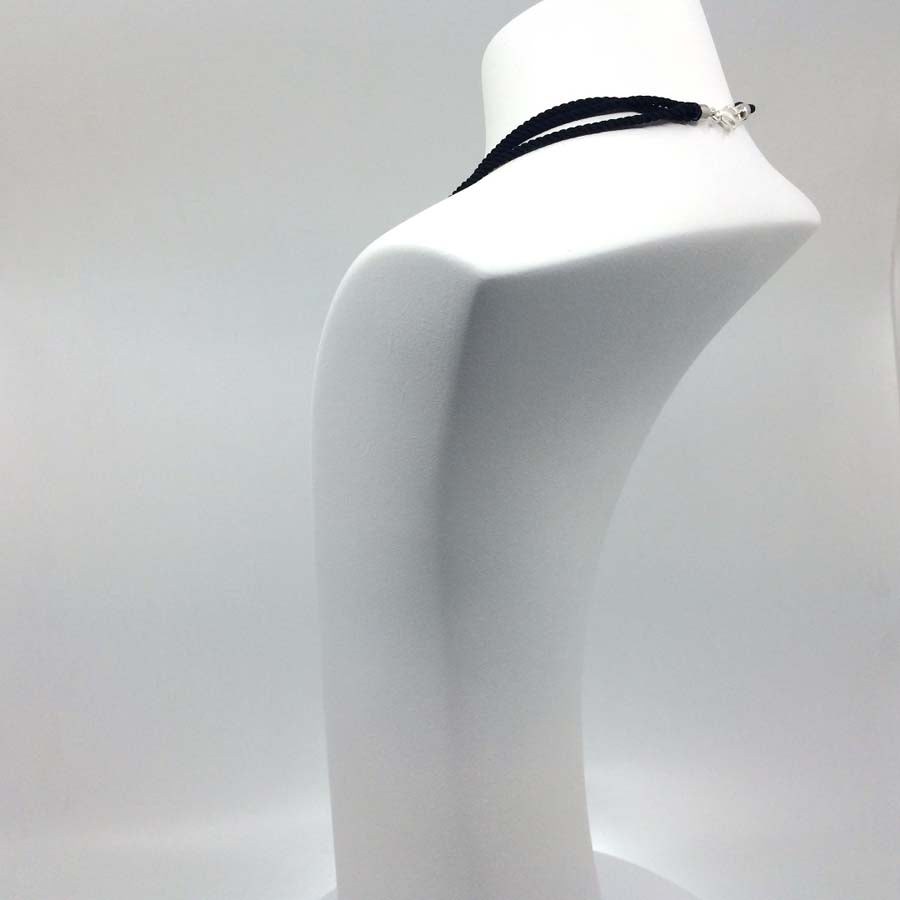 Collar grande negro y plata, colección Rastres · Nerea Aixàs