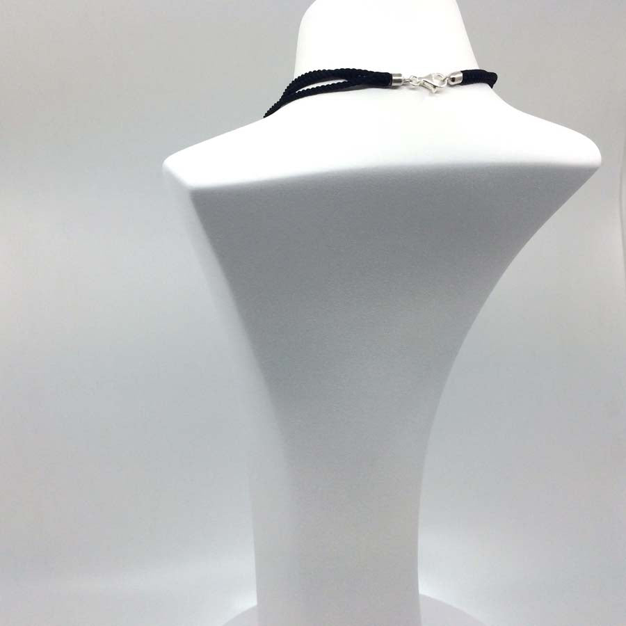 Collar grande negro y plata, colección Rastres · Nerea Aixàs
