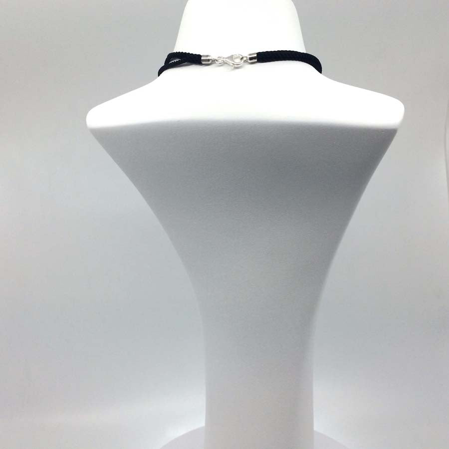 Collar grande negro y plata, colección Rastres · Nerea Aixàs
