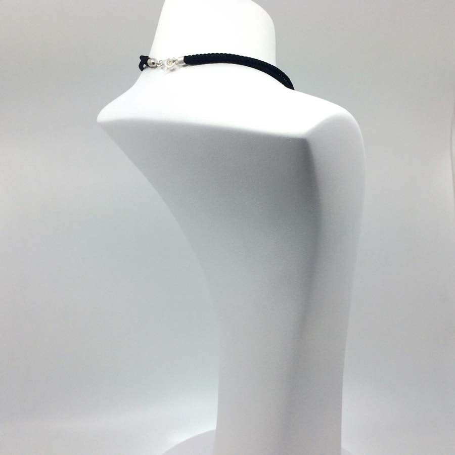Collar grande negro y plata, colección Rastres · Nerea Aixàs