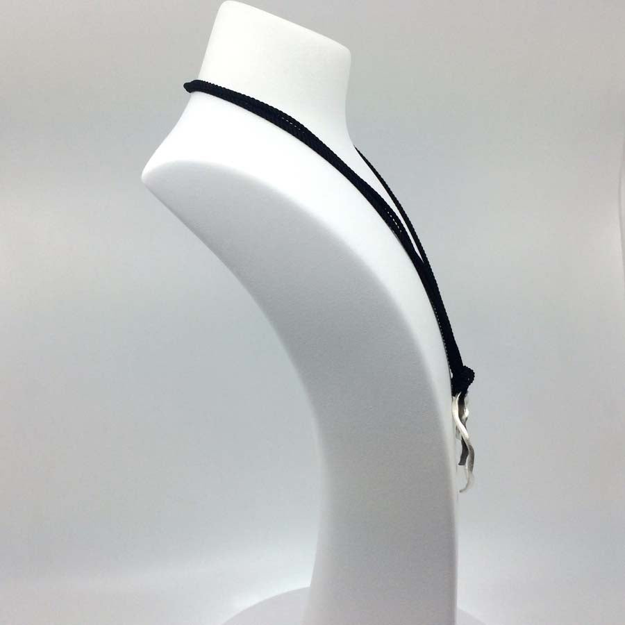 Collar grande negro y plata, colección Rastres · Nerea Aixàs