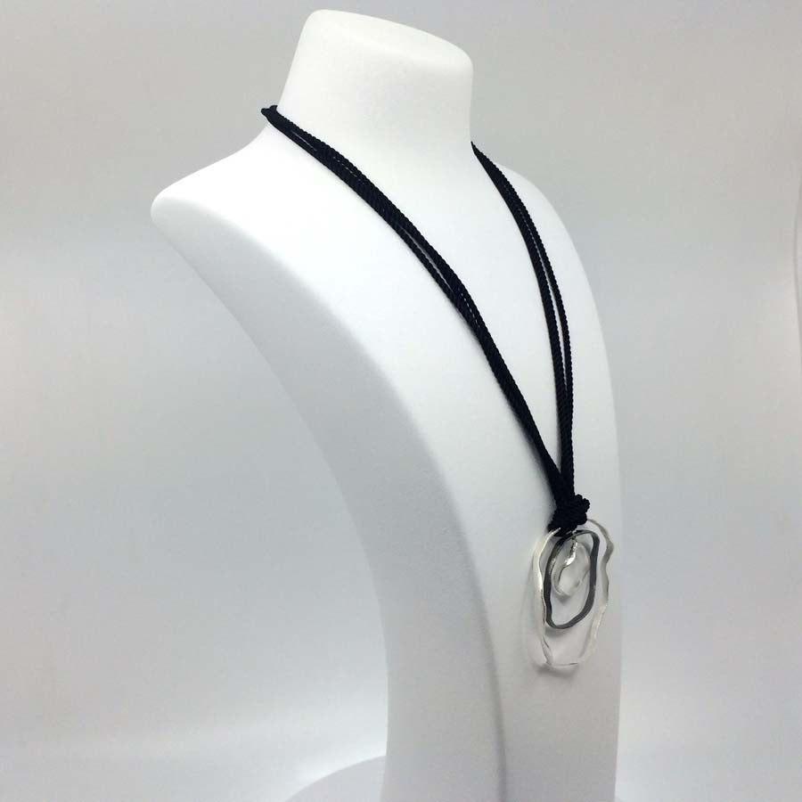 Collar grande negro y plata, colección Rastres · Nerea Aixàs