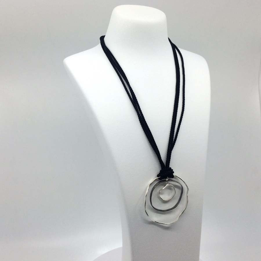 Collar grande negro y plata, colección Rastres · Nerea Aixàs