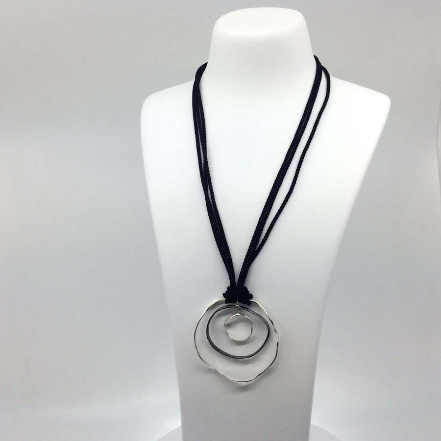 Collar grande negro y plata, colección Rastres · Nerea Aixàs