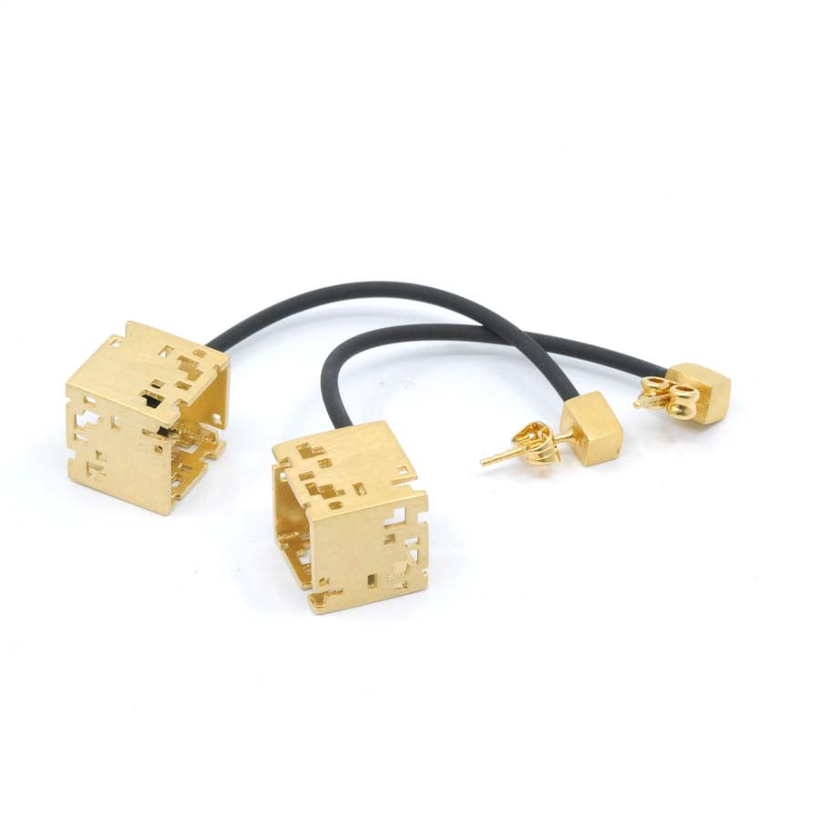 Pendientes cubo colgante de plata y oro, colección Cub · Nerea Aixàs