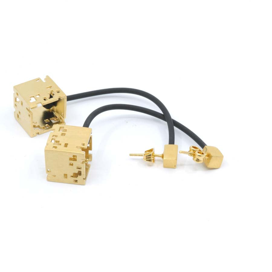 Pendientes cubo colgante de plata y oro, colección Cub · Nerea Aixàs