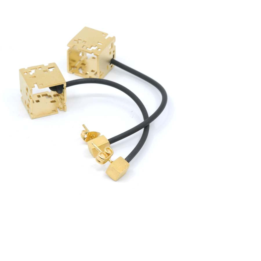 Pendientes cubo colgante de plata y oro, colección Cub · Nerea Aixàs