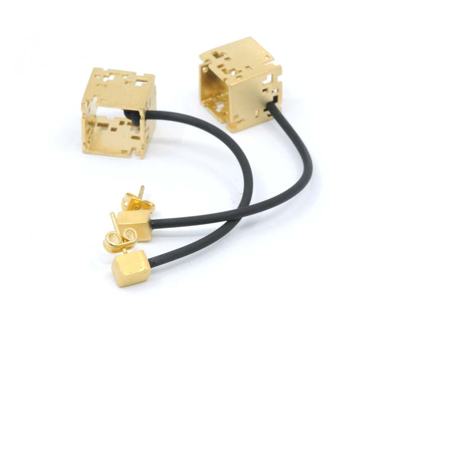 Pendientes cubo colgante de plata y oro, colección Cub · Nerea Aixàs