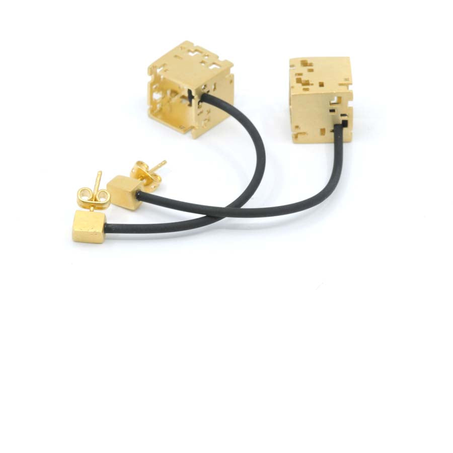 Pendientes cubo colgante de plata y oro, colección Cub · Nerea Aixàs