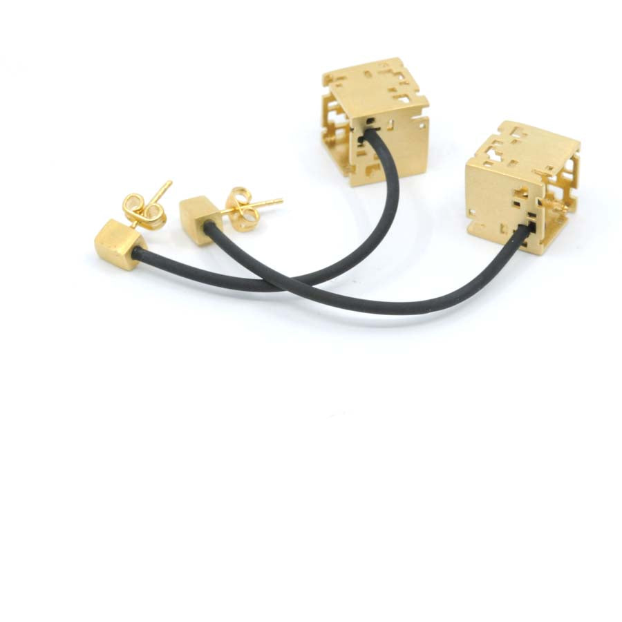 Pendientes cubo colgante de plata y oro, colección Cub · Nerea Aixàs