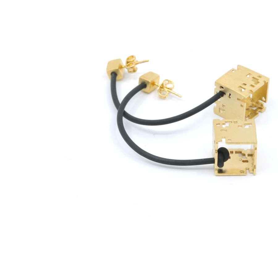 Pendientes cubo colgante de plata y oro, colección Cub · Nerea Aixàs