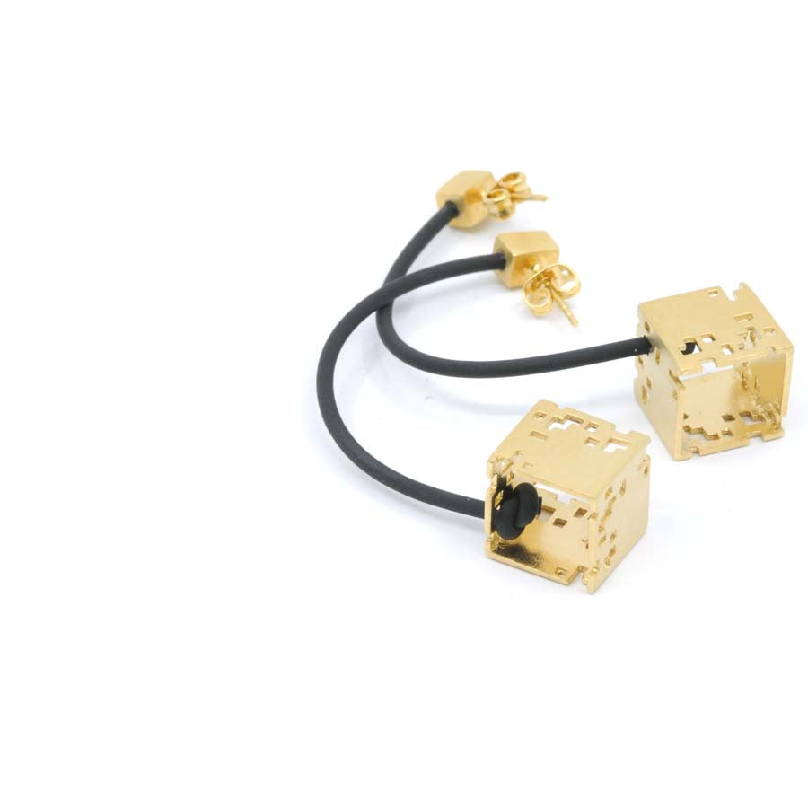 Pendientes cubo colgante de plata y oro, colección Cub · Nerea Aixàs