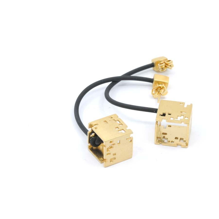 Pendientes cubo colgante de plata y oro, colección Cub · Nerea Aixàs