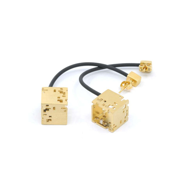 Pendientes cubo colgante de plata y oro, colección Cub · Nerea Aixàs