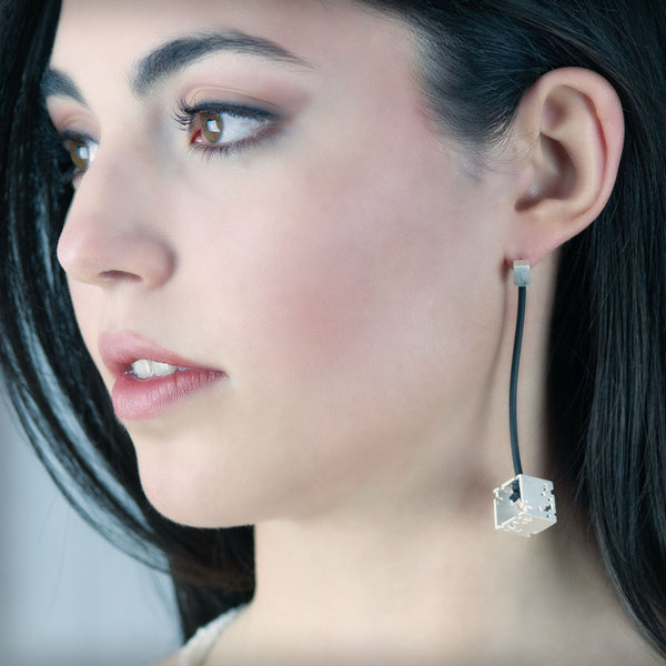 Pendientes cubo colgante de plata, colección Cub · Nerea Aixàs