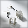 Pendientes cubo colgante de plata, colección Cub · Nerea Aixàs