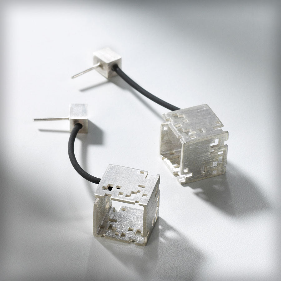 Pendientes cubo colgante de plata, colección Cub · Nerea Aixàs
