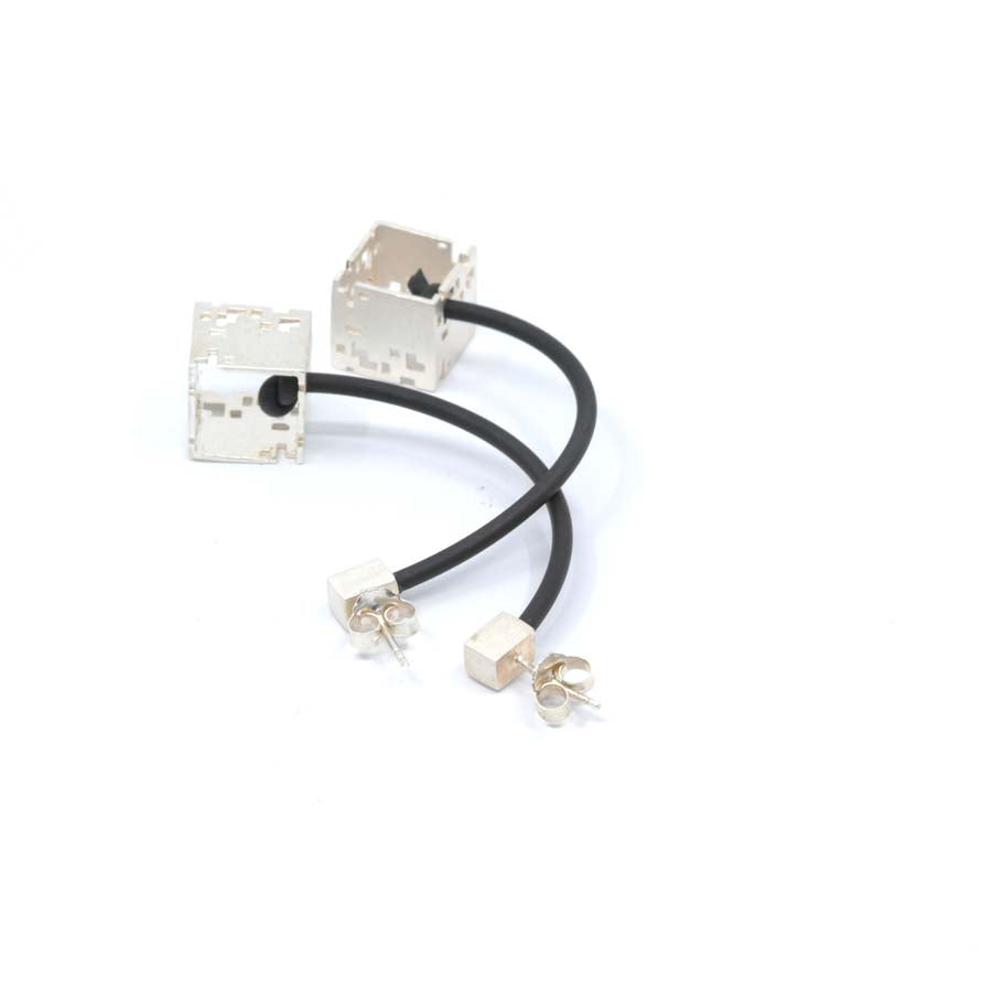 Pendientes cubo colgante de plata, colección Cub · Nerea Aixàs