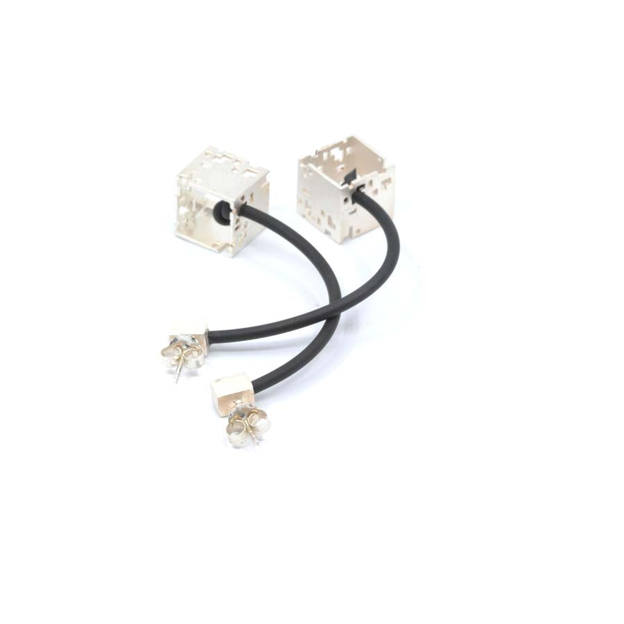 Pendientes cubo colgante de plata, colección Cub · Nerea Aixàs