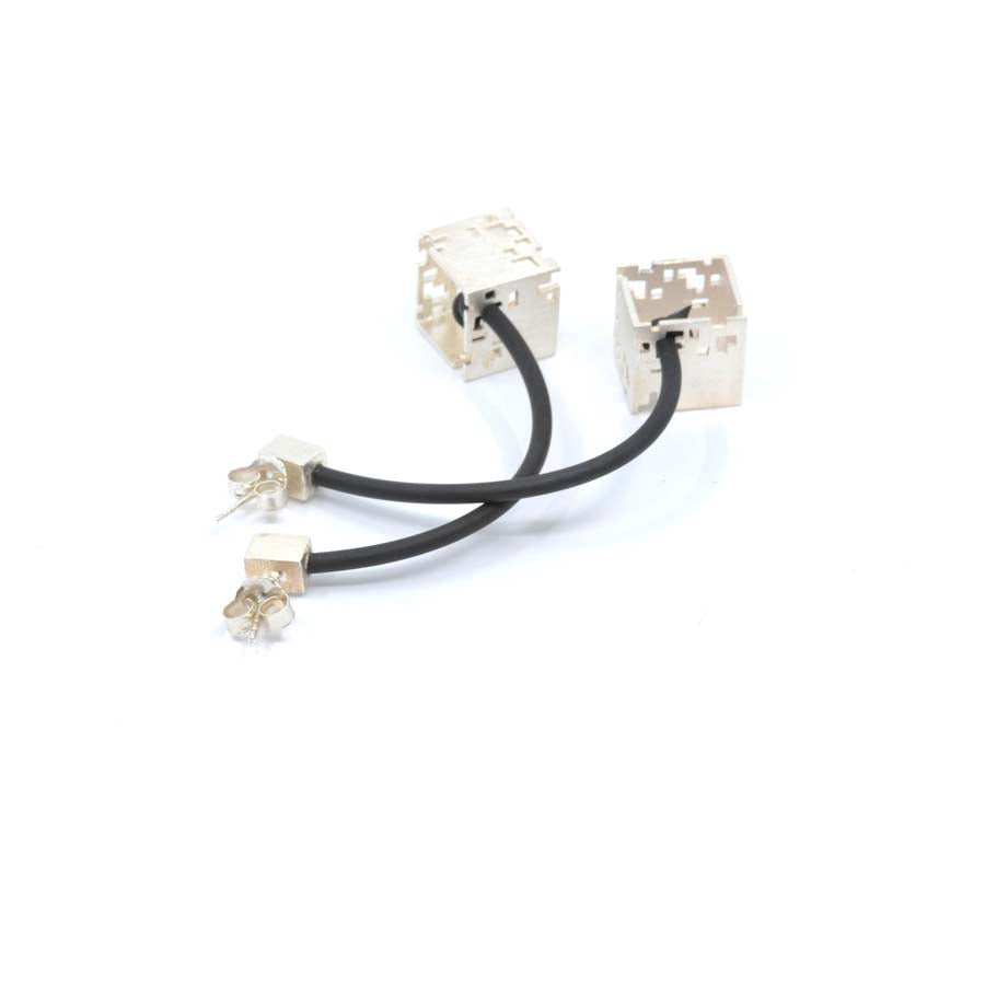 Pendientes cubo colgante de plata, colección Cub · Nerea Aixàs