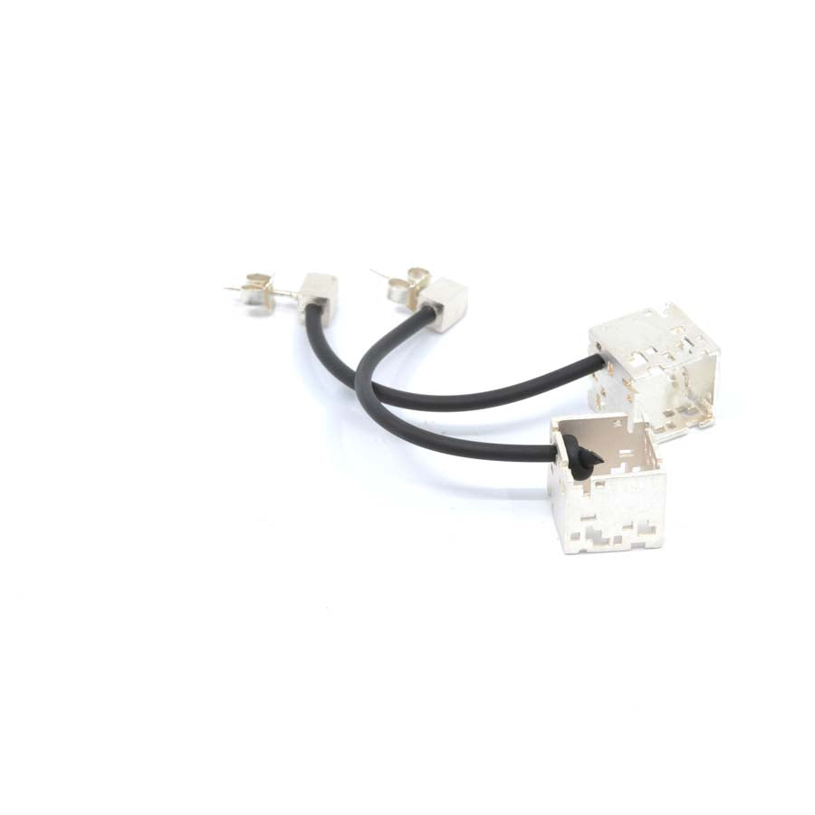Pendientes cubo colgante de plata, colección Cub · Nerea Aixàs