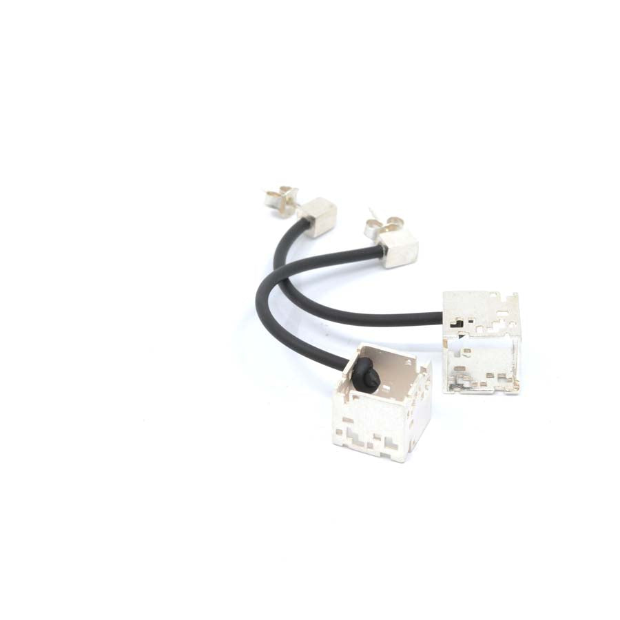 Pendientes cubo colgante de plata, colección Cub · Nerea Aixàs