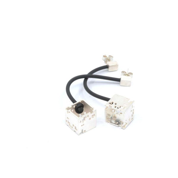 Pendientes cubo colgante de plata, colección Cub · Nerea Aixàs