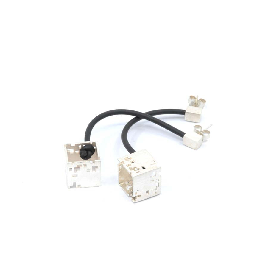 Pendientes cubo colgante de plata, colección Cub · Nerea Aixàs
