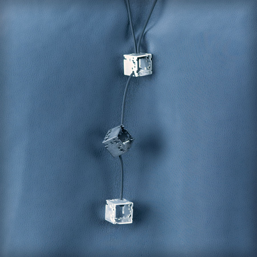 Collar 3 cubos pequeños bicolor de plata, colección Cub · Nerea Aixàs