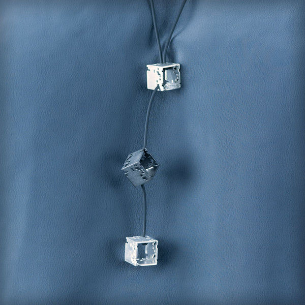 Collar 3 cubos pequeños bicolor de plata, colección Cub · Nerea Aixàs