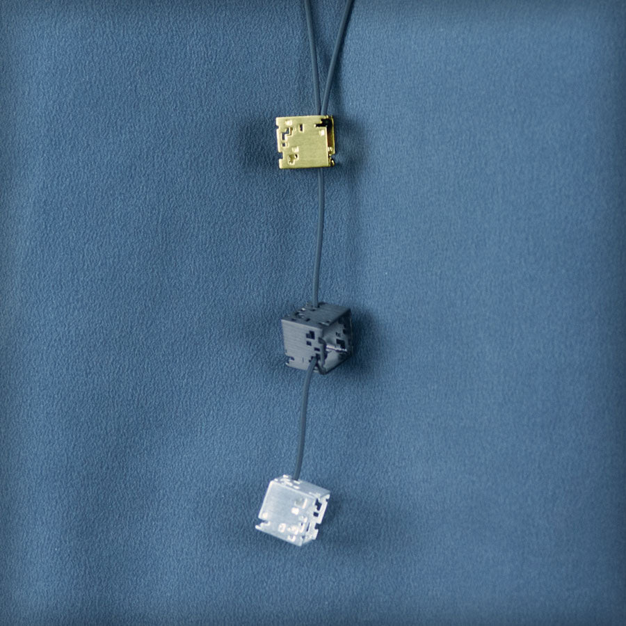 Collar 3 cubos pequeños tricolor de plata, colección Cub · Nerea Aixàs