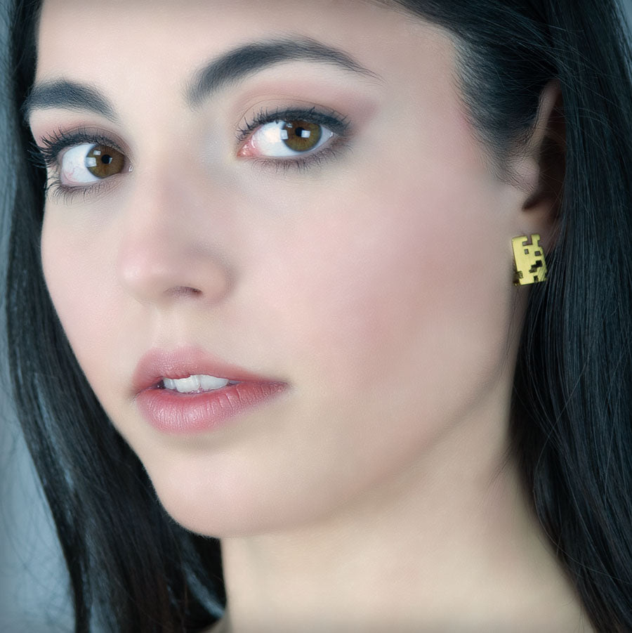 Pendientes botón cubo de plata y oro, colección Cub · Nerea Aixàs