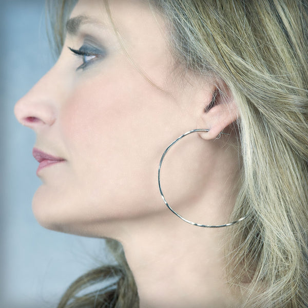 Pendientes aro grandes negros, colección Rastres · Nerea Aixàs