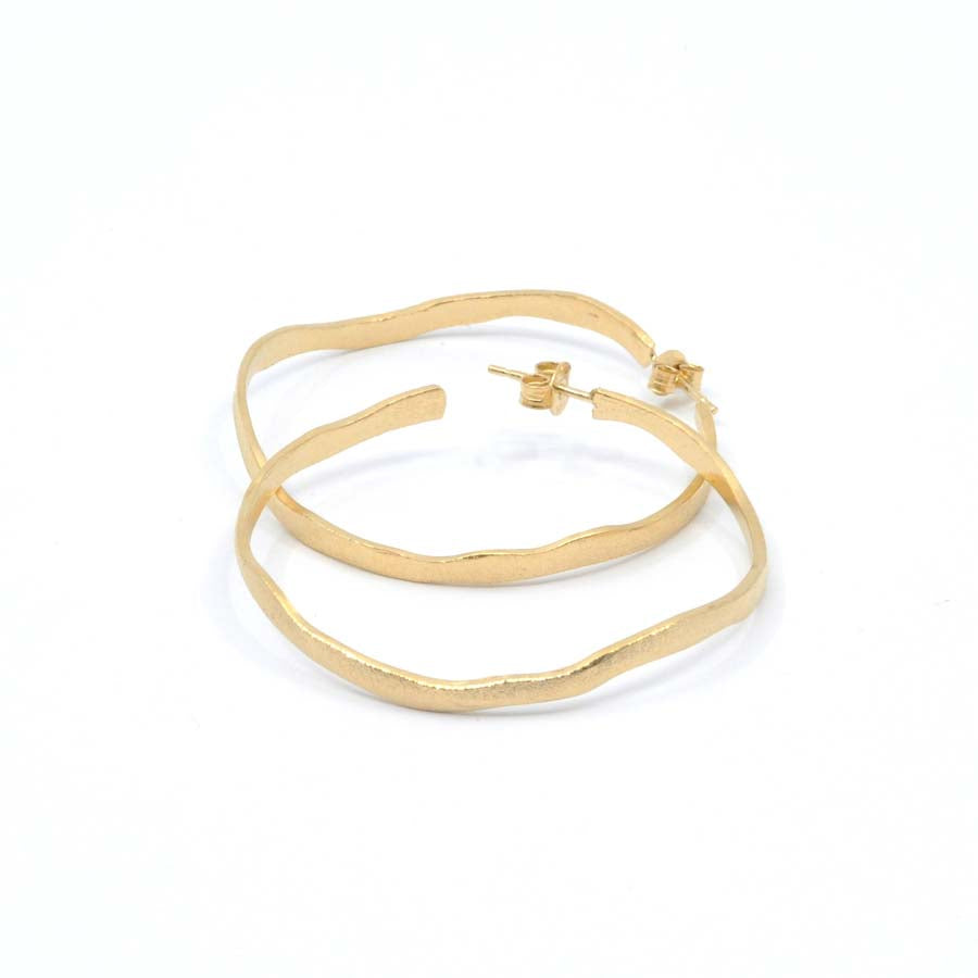 Medium hoop earrings in gold-plated silver, Rastres collection · Nerea Aixàs
